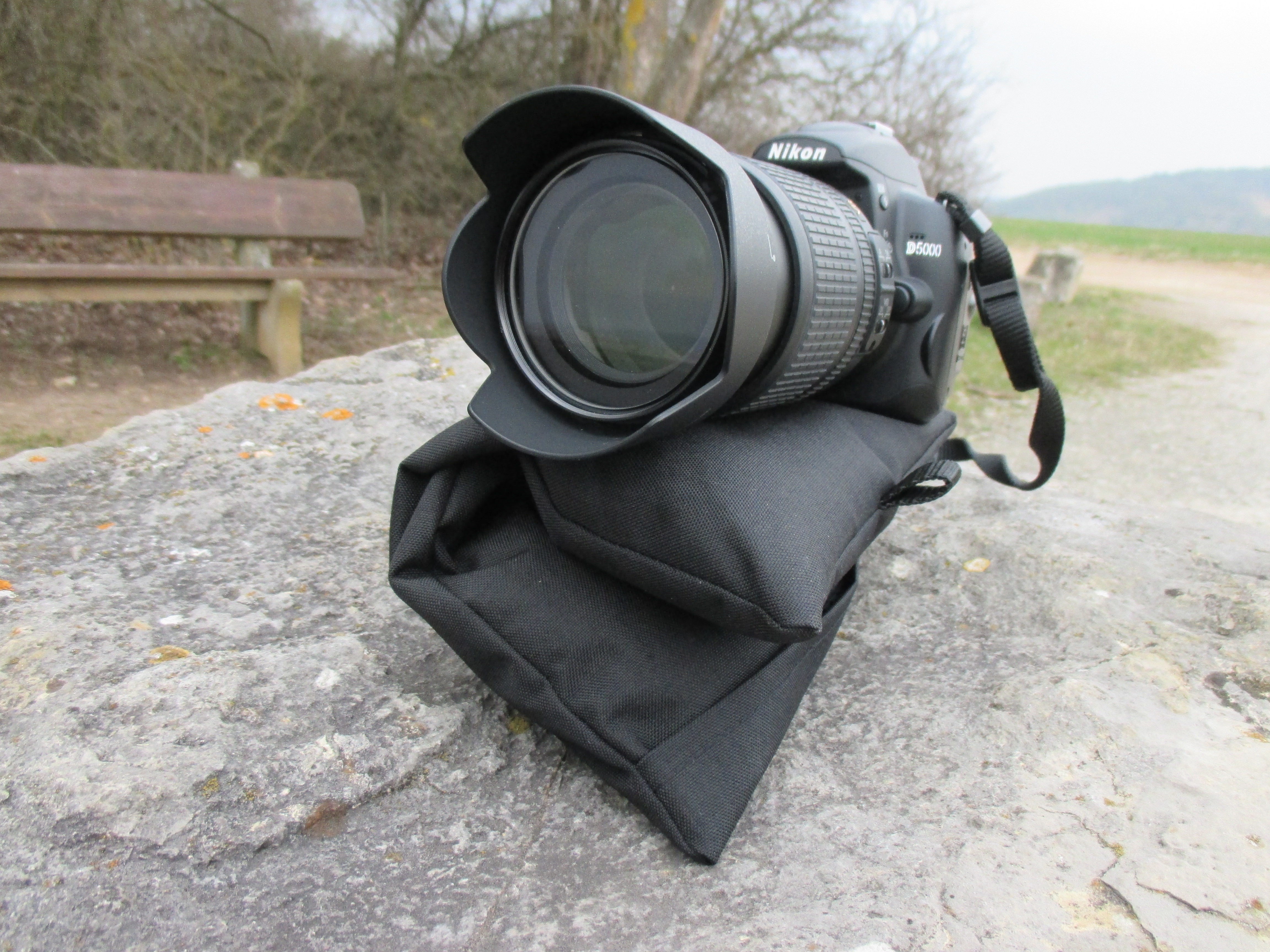 Kamera auf dem RiceQ Bohnensack Edition auf einem Stein im Freien