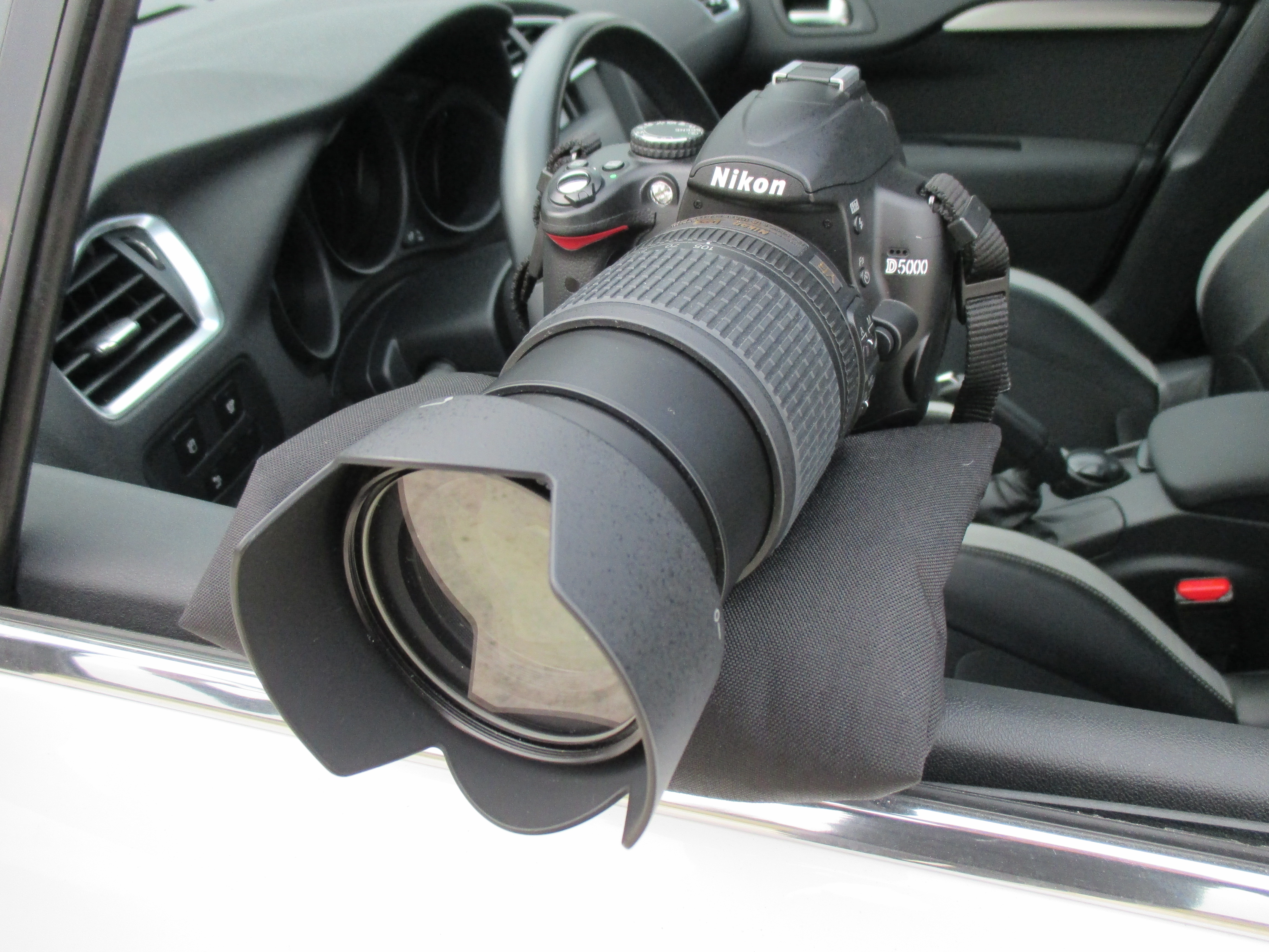 RiceQ Bohnensack Edition als Kamera-Auflage am Autofenster, Blick aus dem Auto